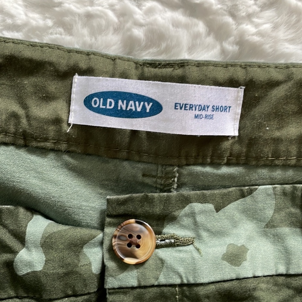 🎈Old Navy Camo Mid Rise Everyday Shorts - Picture 3 of 4